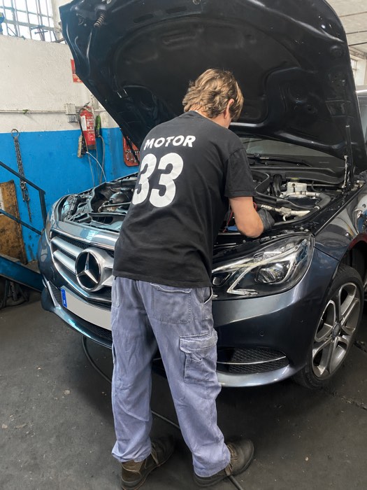 Mecánico de Motor 33 realizando una reparación